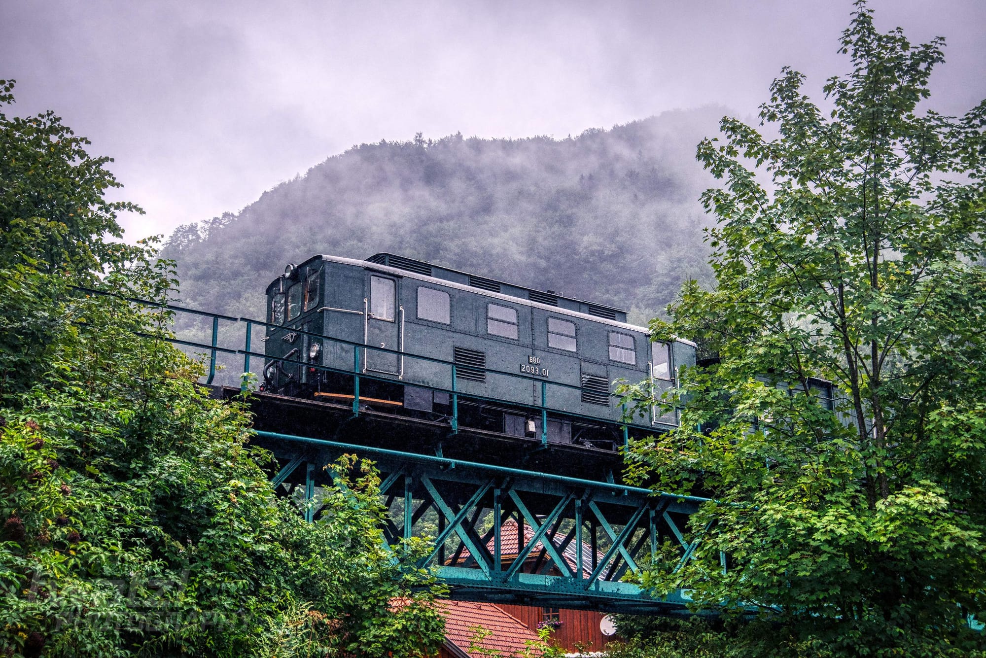 Die Ybbstalbahn-Bergstrecke im strömenden Regen