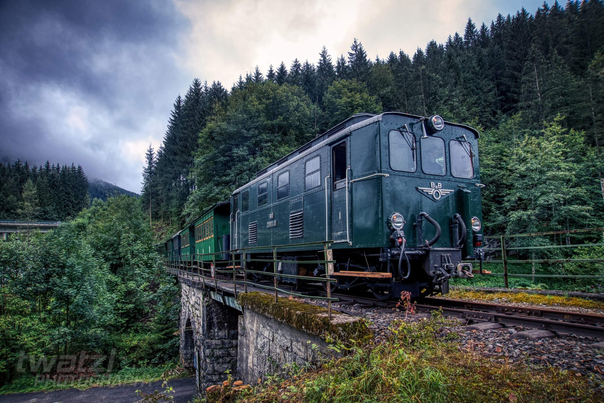 Die Ybbstalbahn-Bergstrecke im strömenden Regen