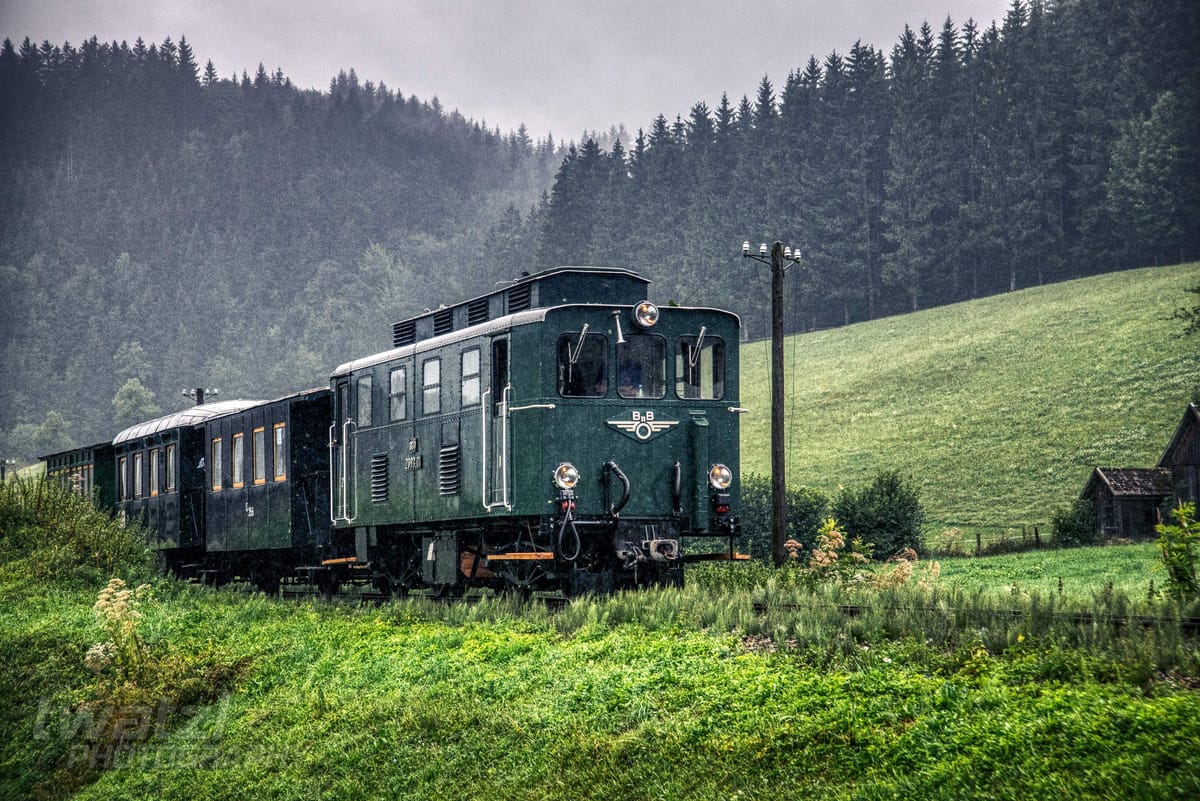 Die Ybbstalbahn-Bergstrecke im strömenden Regen